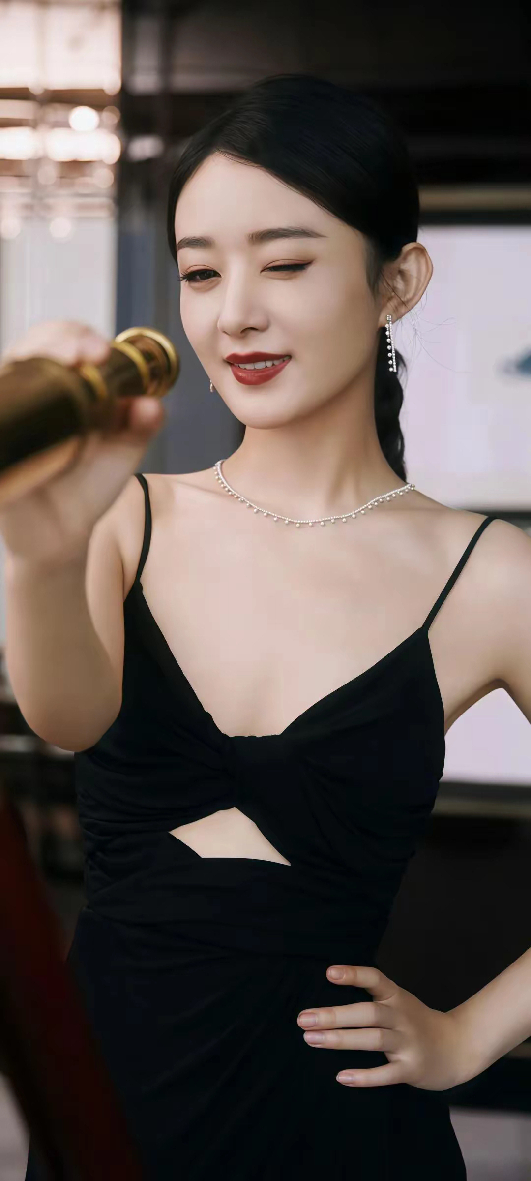 女明星黑色礼服_赵丽颖盘发吊带黑裙_赵丽颖优雅性感造型