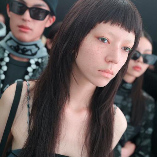 女明星化妆台揭秘：从时装周潮流到小众设计，她们到底在追什么？