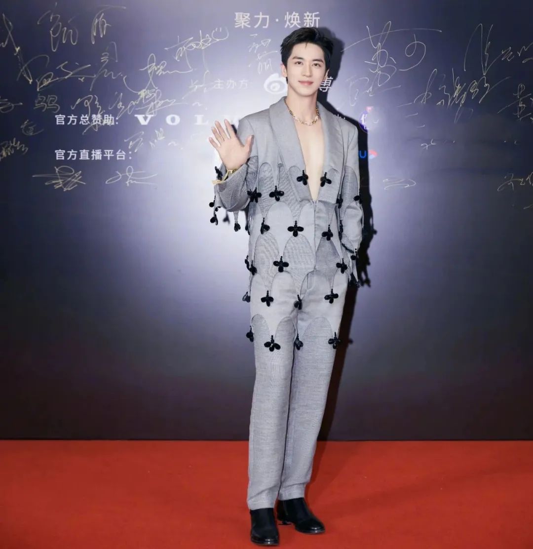 微博盛典红毯造型_明星高定礼服点评_晚装女明星