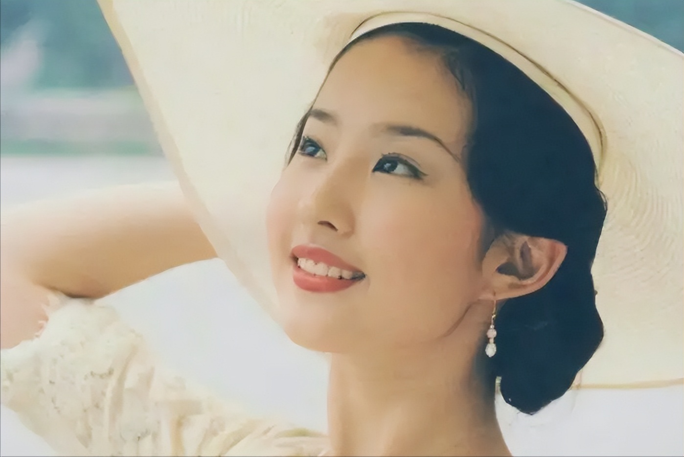 刘亦菲辣妹穿搭被骂辣眼睛_华语女明星内衣_刘亦菲LV内衣造型争议