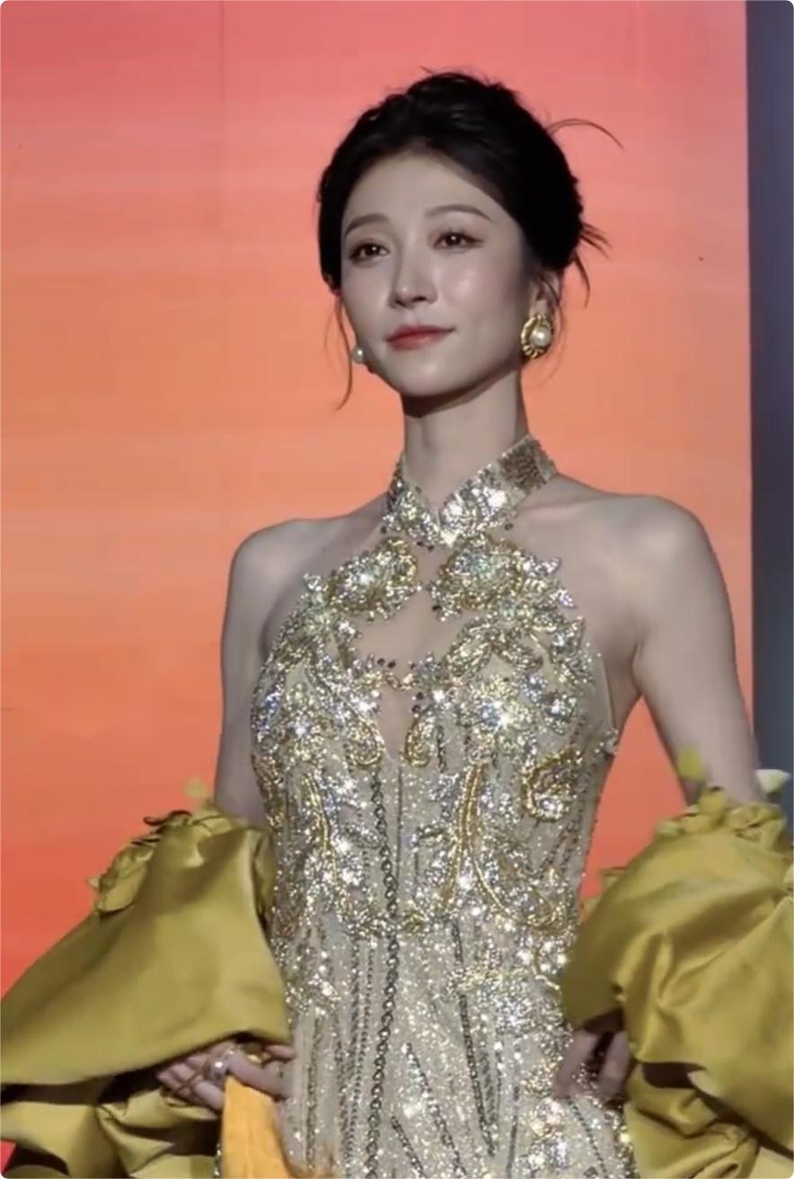 女明星 发型_短剧红毯穿搭分析_短剧演员红毯造型