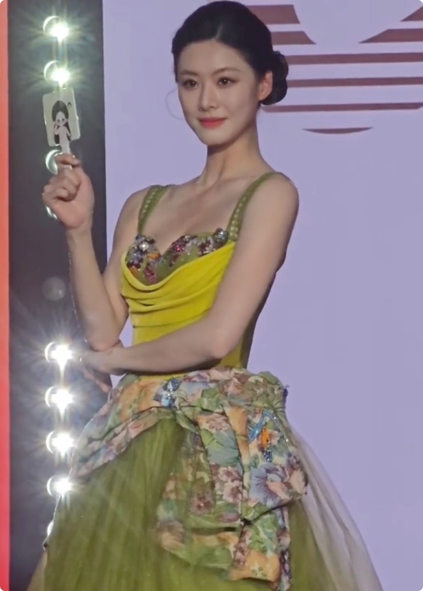 短剧红毯穿搭分析_女明星 发型_短剧演员红毯造型